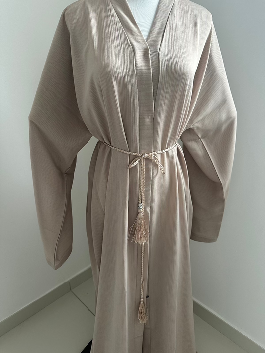 Abaya Beige Dune vue de face – Abaya Pearl®
