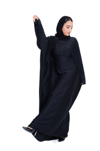 Abaya noire fluide et brillante, pensée pour le confort au quotidien
