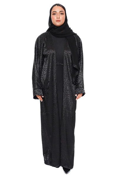 Abaya longue noire à effet félin, idéale pour un look affirmé et sophistiqué. Vue de face
