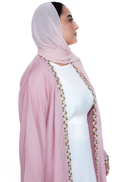 Abaya féminine à fleurs roses et intérieur fluide plissé, collection Abaya Pearl vue de près