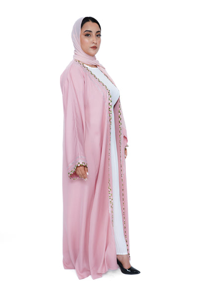Abaya rose fleurie avec intérieur blanc plissé, modèle Dubai Garden signé Abaya Pearl